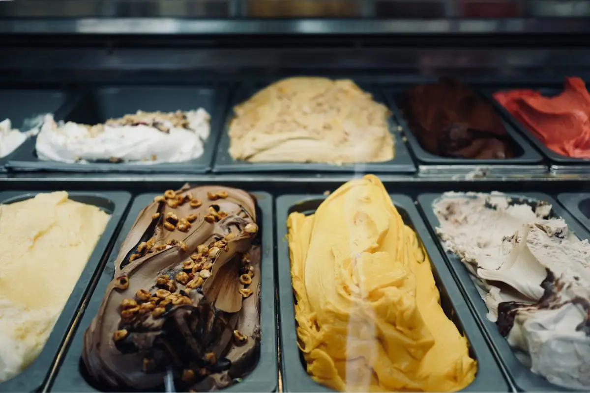 Eissorten in einer gekühlten Vitrine
