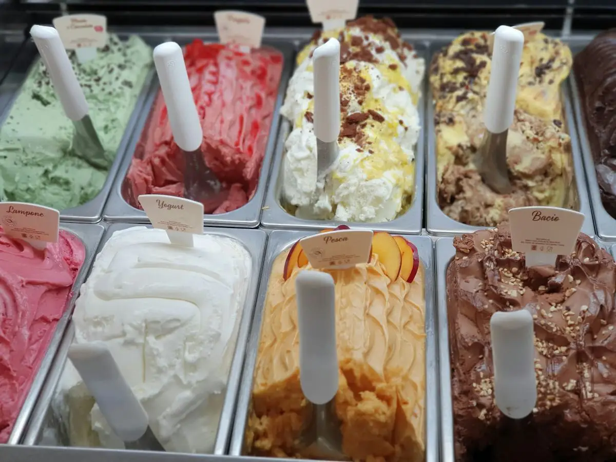 Bunte Eisbecher und Dessertvarianten in einer Auslage