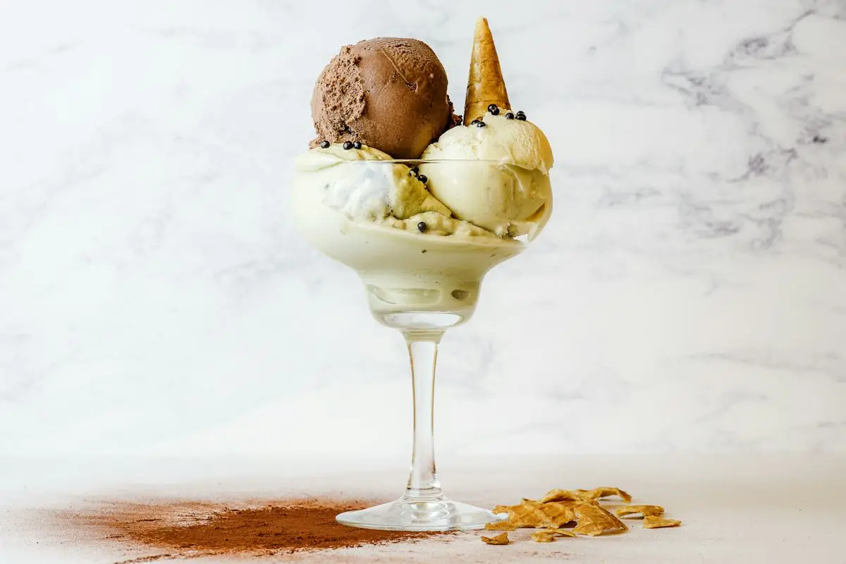 Eisbecher mit hellen Eissorten