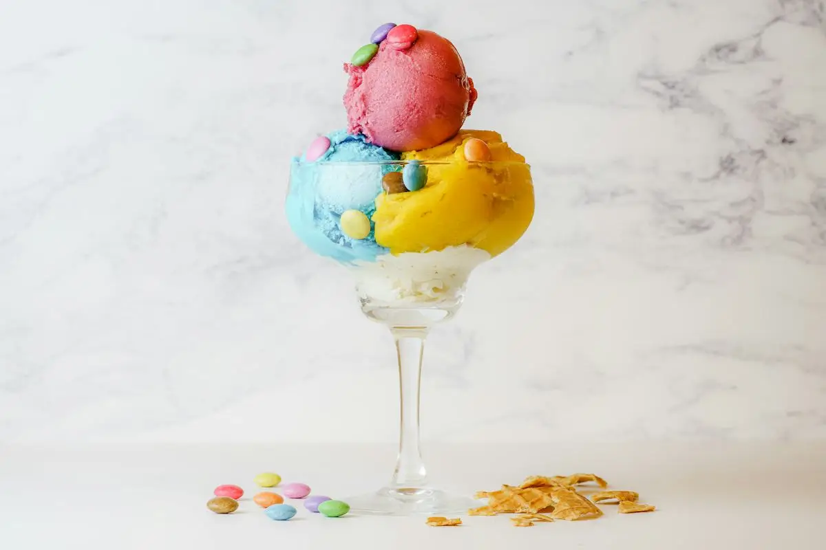 Bunter Eisbecher