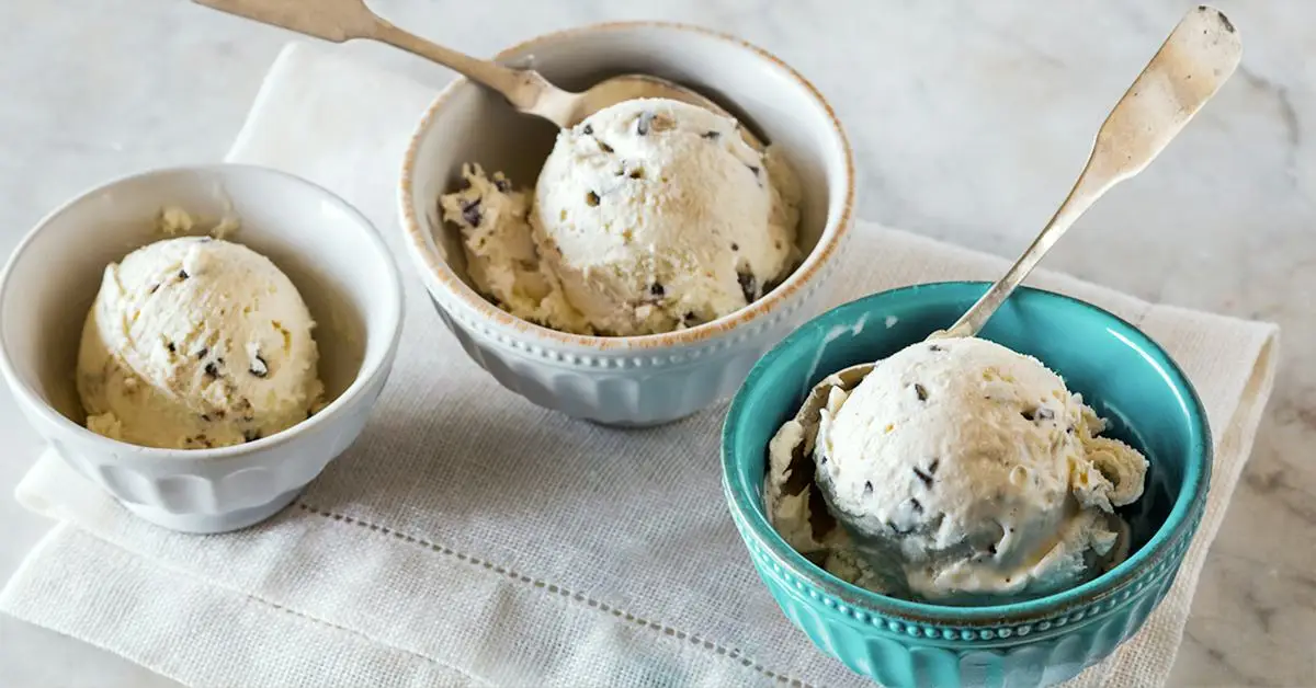 Schalen mit cremigem Eis
