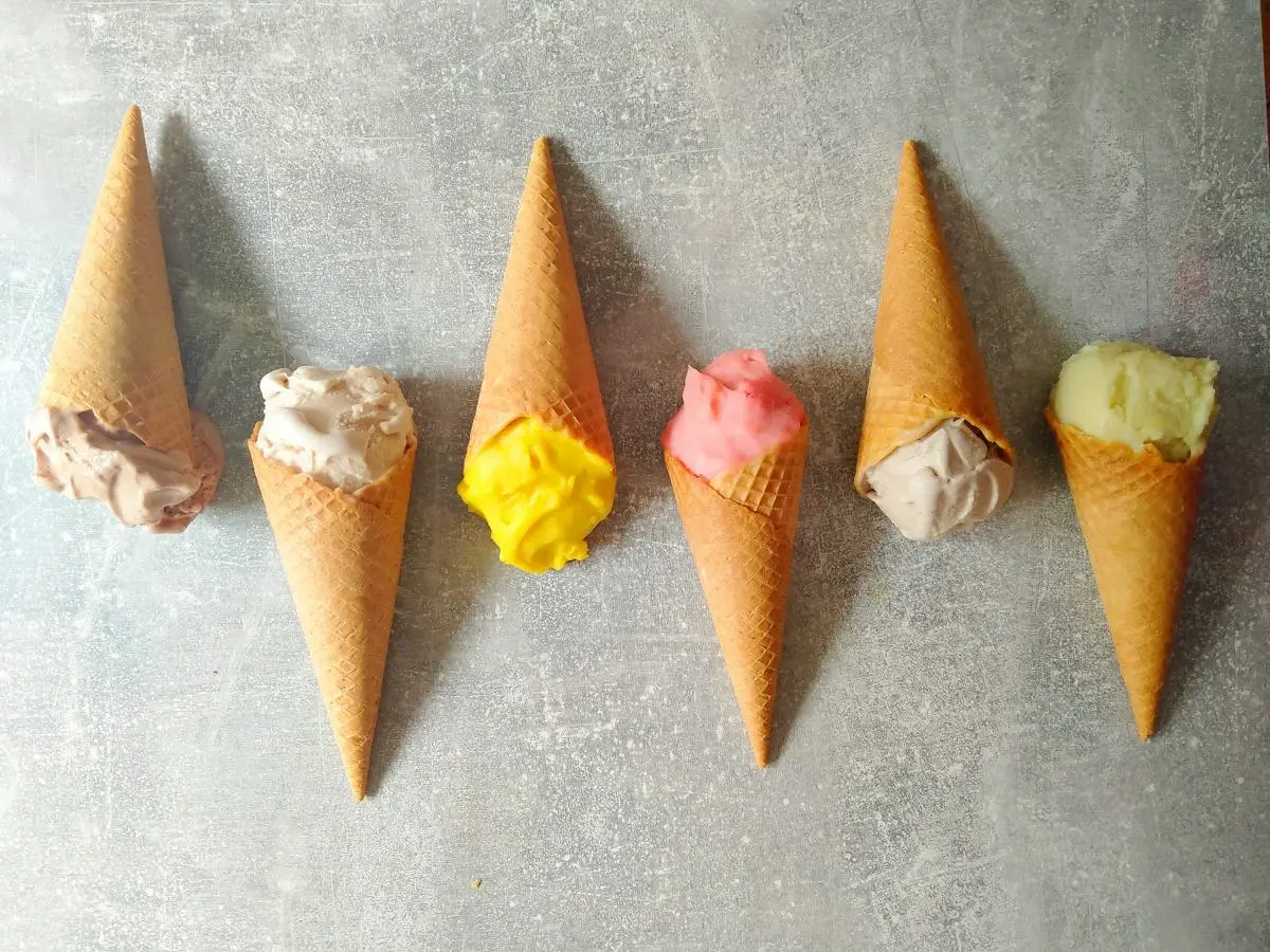 Mehrere Eiswaffeln mit verschiedenfarbigen Eissorten