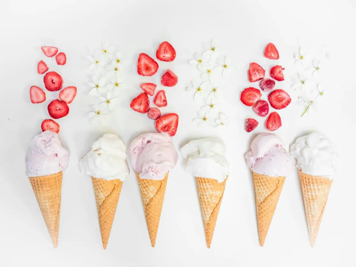 Eiswaffeln mit Erdbeeren und Blüten