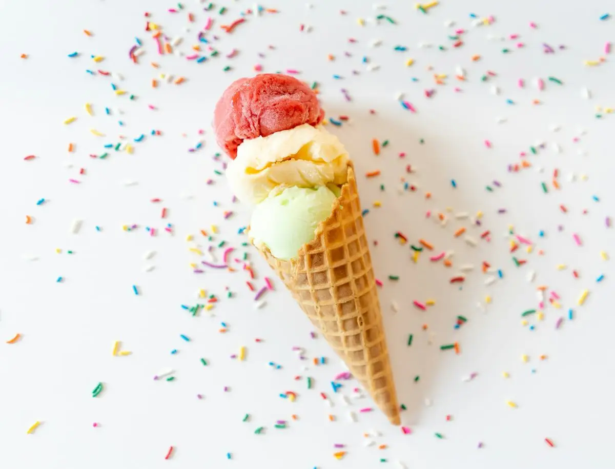 Eiswaffel mit bunten Streuseln