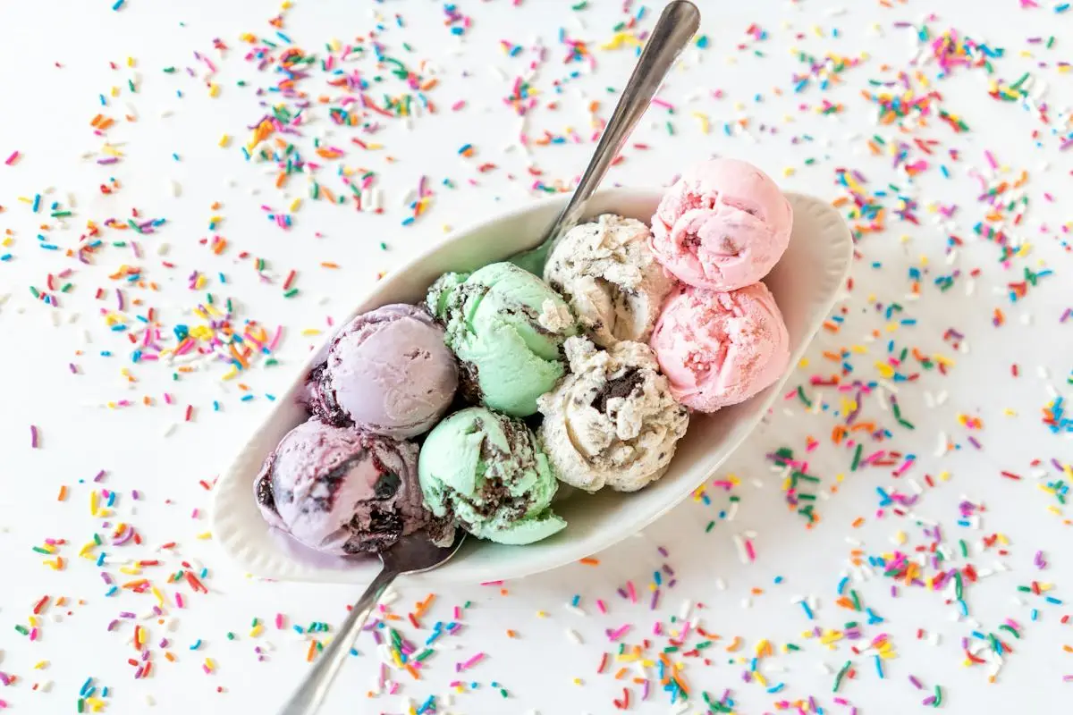 Bunte Eiskugeln mit Streuseln in einer Schale