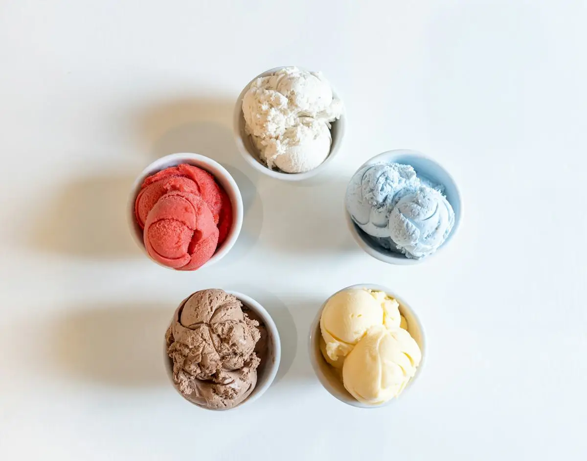 Mehrere kleine Becher mit Eis