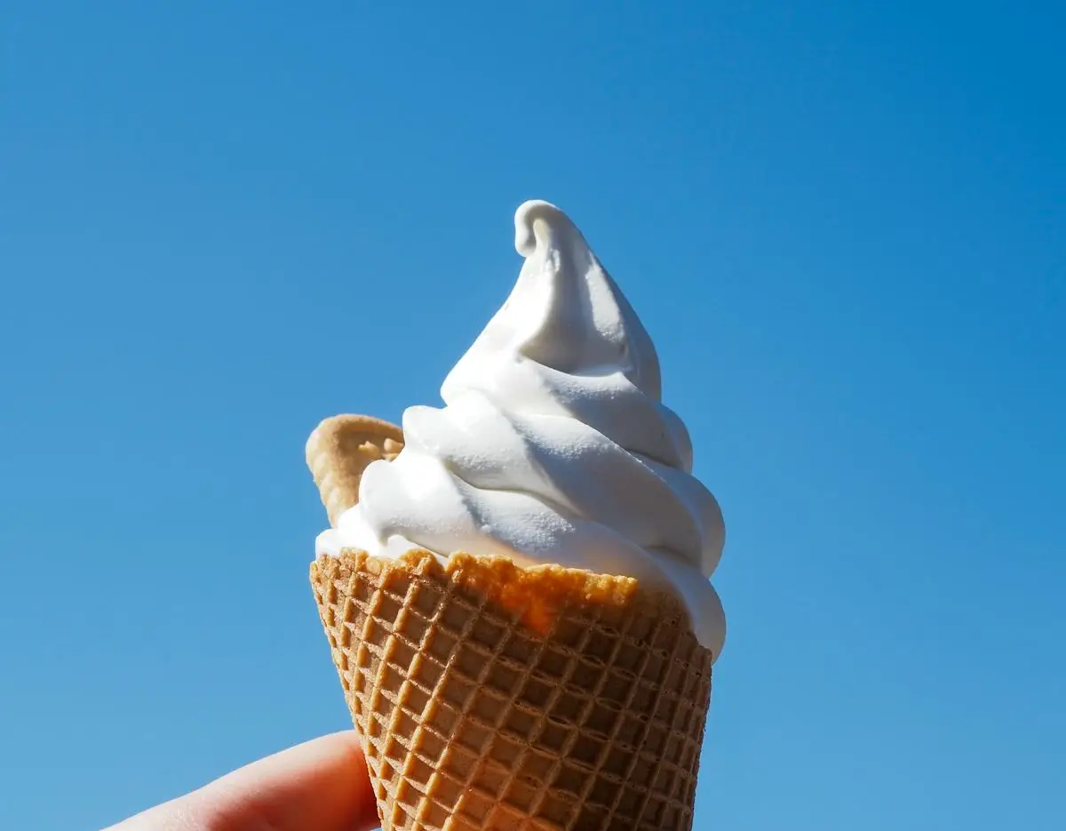 Softeis in einer Waffel vor blauem Himmel