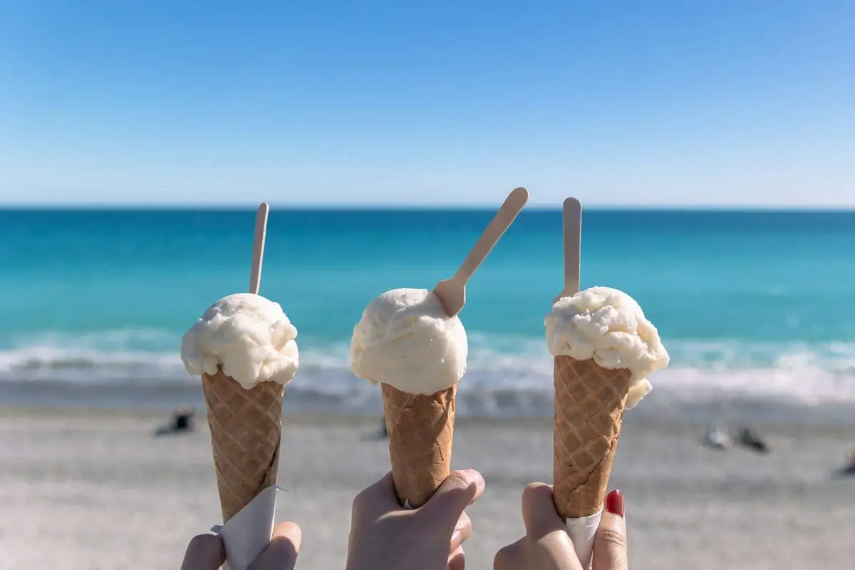 Drei Eiswaffeln mit hellem Eis vor sommerlichem Hintergrund