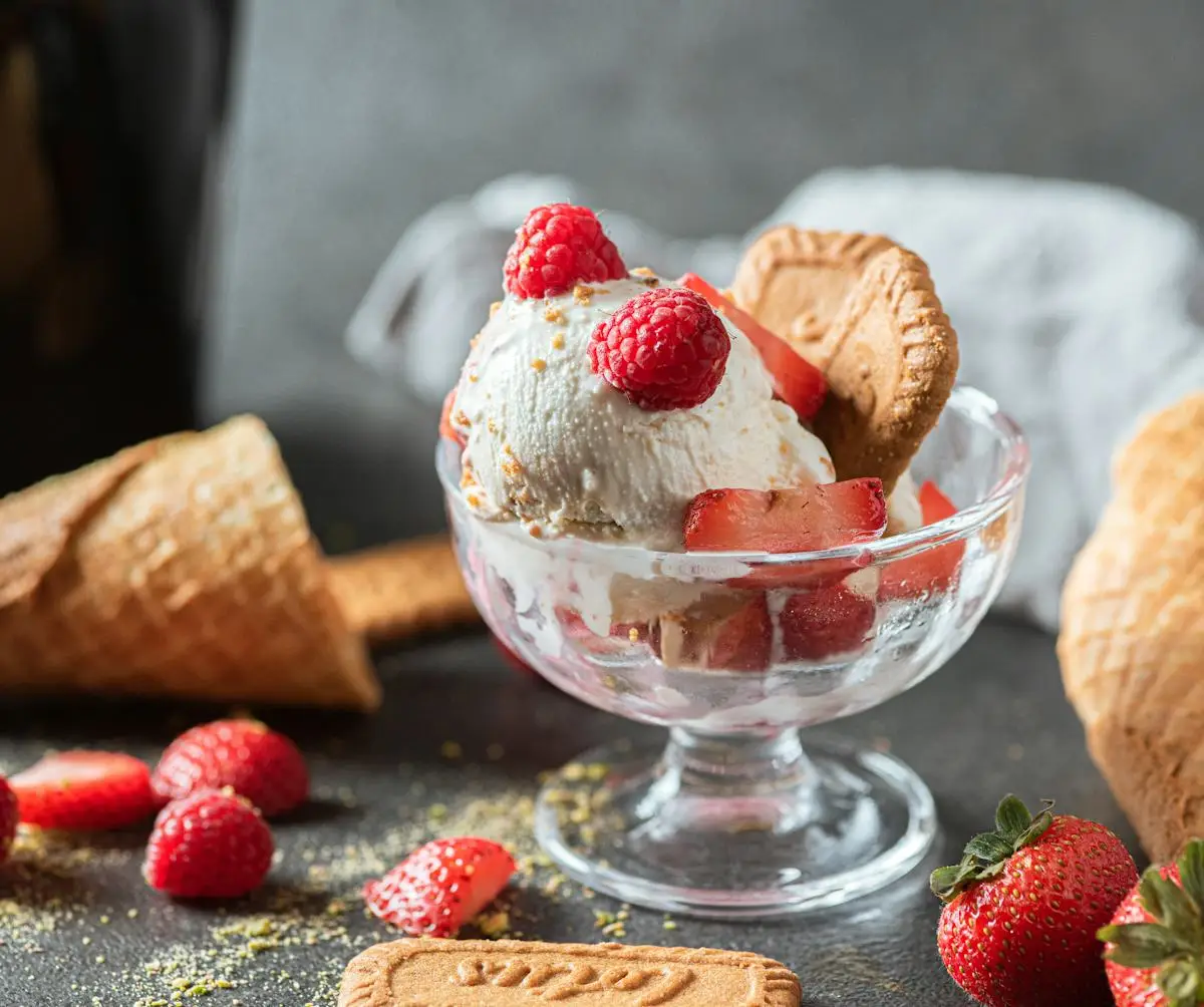 Eisbecher mit Sahne, Früchten und Waffel